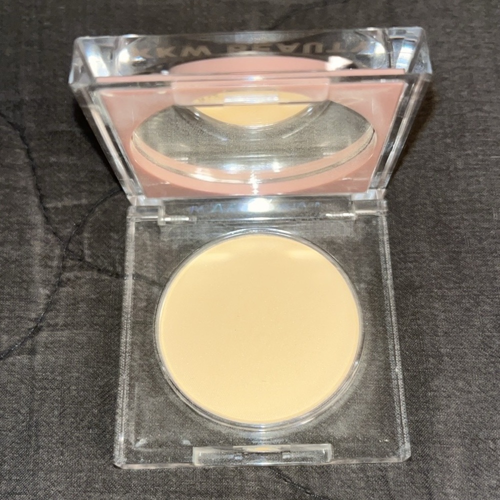 KKW beauty setting/brightening powder